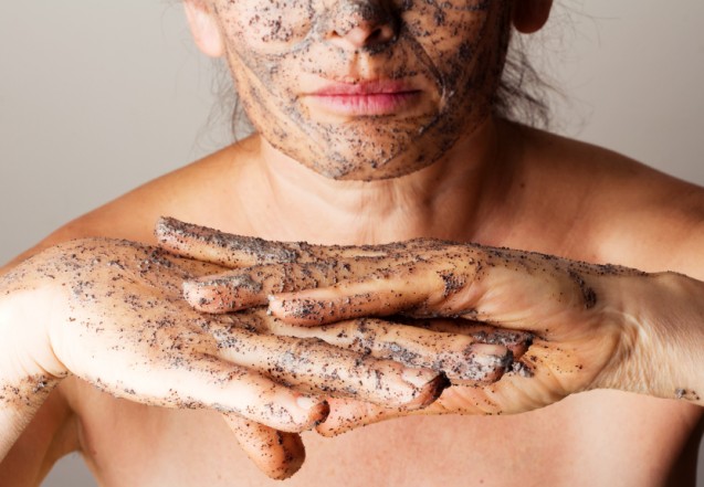 Cara merawat kulit berminyak #2, lakukan scrubbing