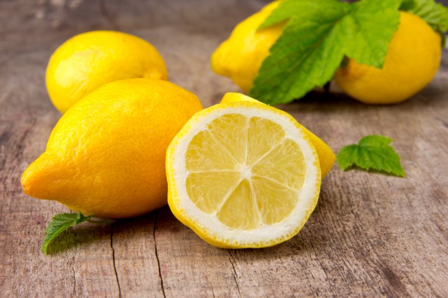 Cara mengatasi rambut rontok dan berminyak menggunakan buah lemon
