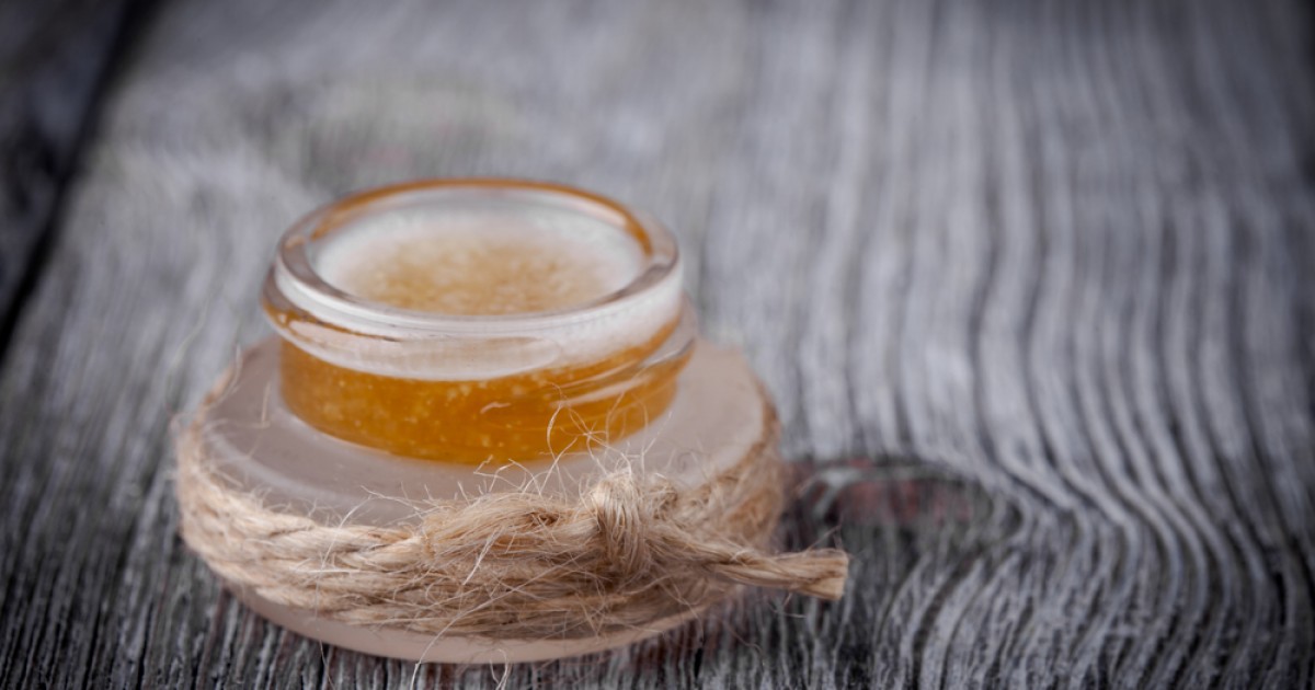 Cara membuat Lip Scrub Alami Untuk Atasi Bibir Kering dengan Cepat