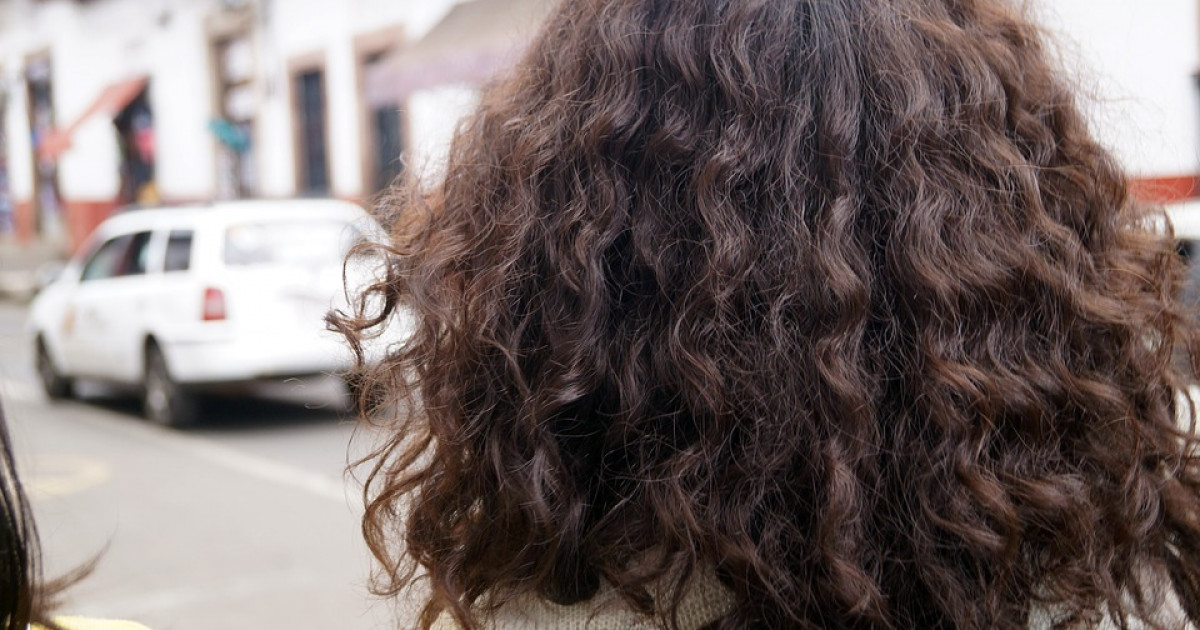 10 Cara Menata Rambut  Keriting  dengan Jenius agar Tidak 