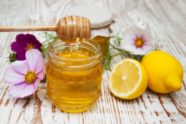Menggunakan madu dan lemon