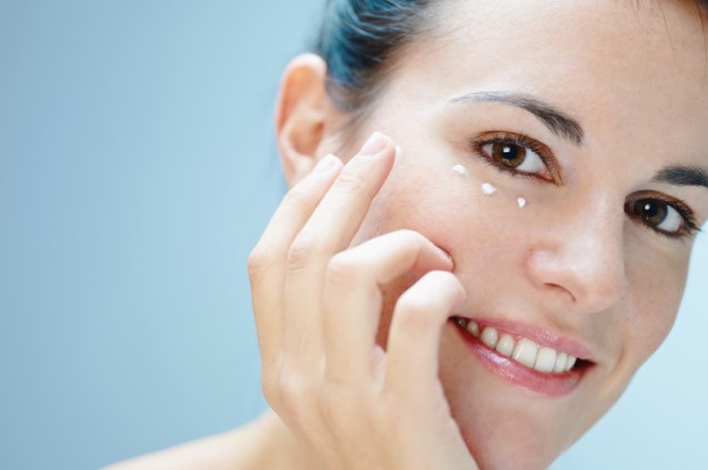 Memakai moisturizer adalah bagian dari cara membersihkan wajah yang benar