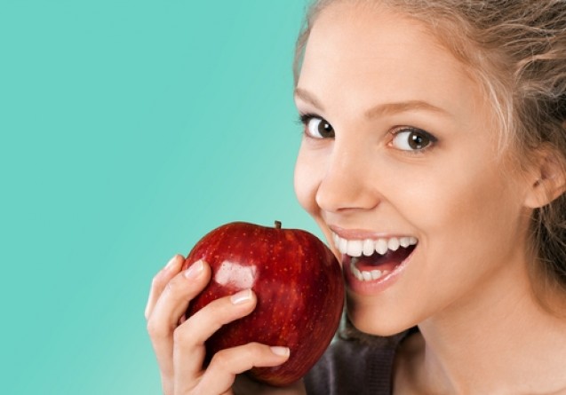 Cara Memutihkan Gigi dengan Makan Apel