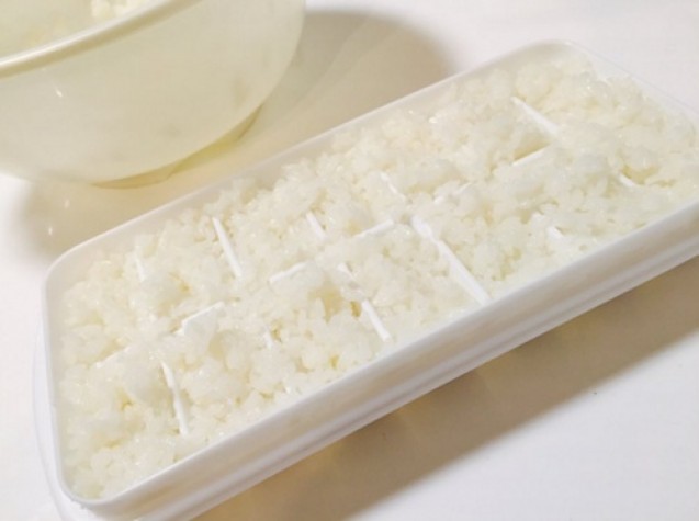 Isi cetakan es batu dengan nasi