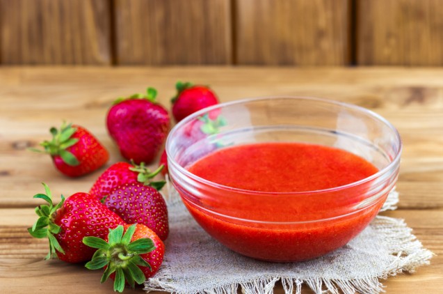 Tips menghilangkan jerawat dengan strawberry