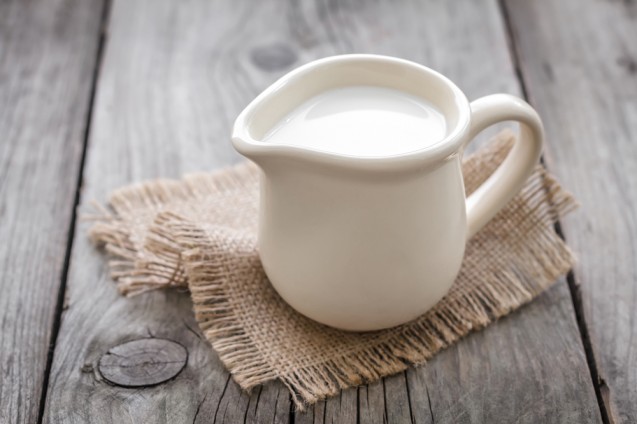 Cara menghilangkan kantung mata dengan cepat menggunakan susu segar