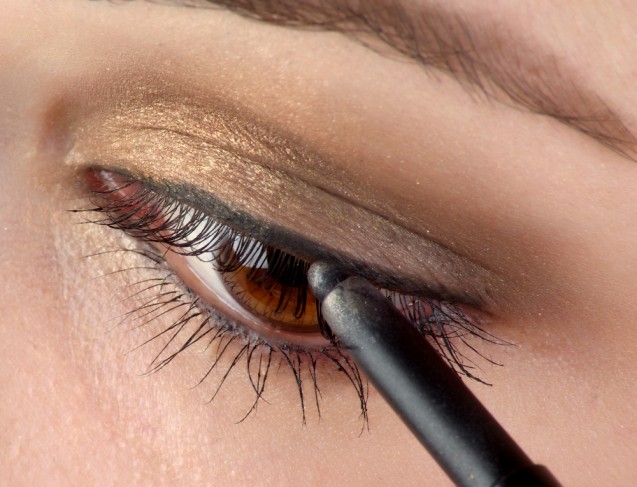 Eyeliner pensil untuk kamu yang ada kerutan di area mata
