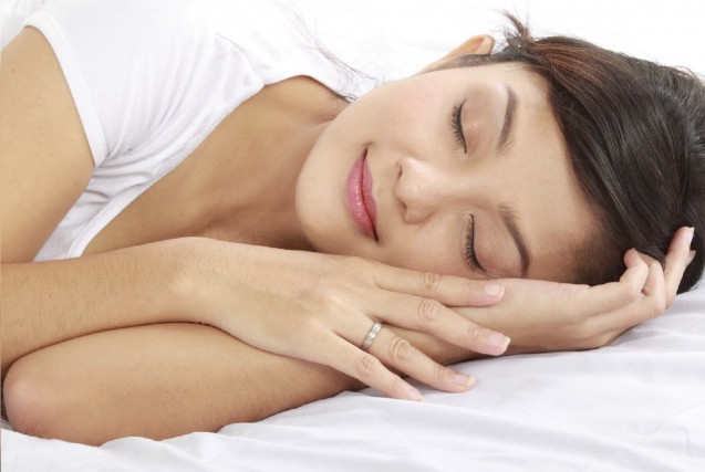 Tidur yang cukup merupakan salah satu cara merawat wajah yang tepat
