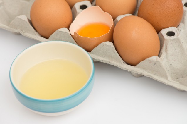 Menggunakan putih telur