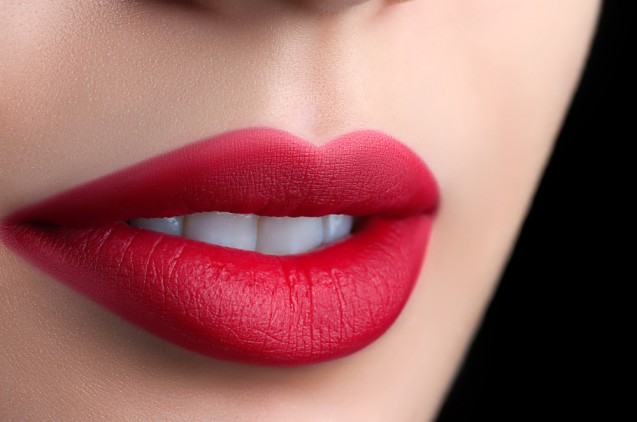 Menggunakan lipstick bold