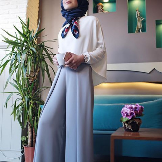 Gaya fashion hijab office look