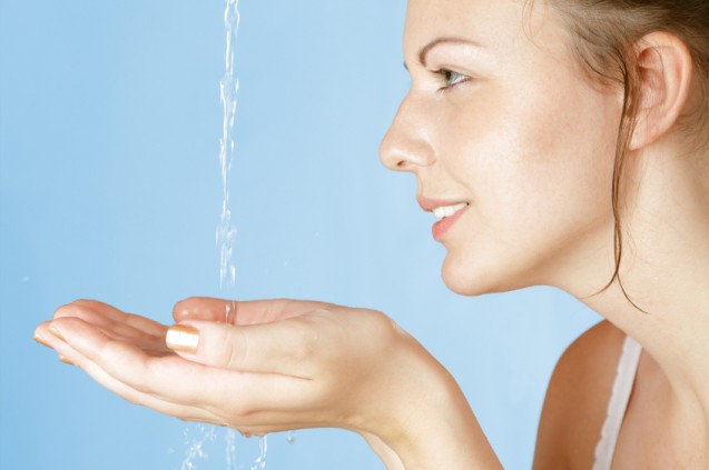Menentukan temperatur air yang tepat adalah bagian dari cara membersihkan wajah yang benar